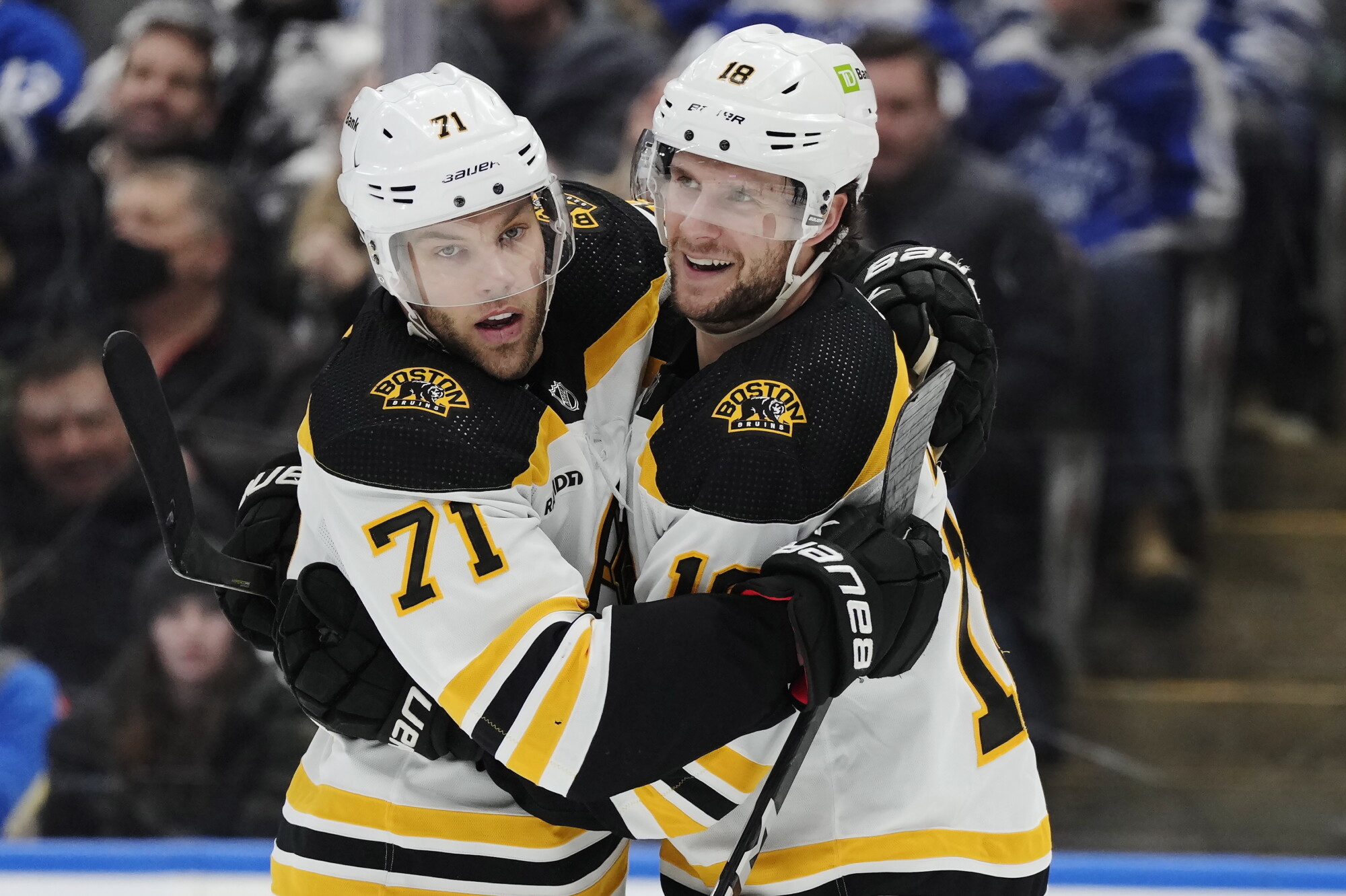 Wednesday's NHL: Pastrnak scores twice, Bruins beat Maple Leafs to
