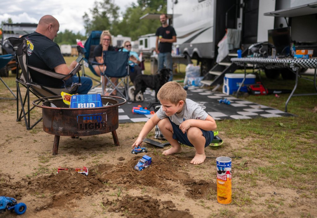 Families prepare for the Oxford 250